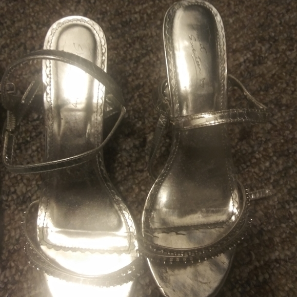 Silver shoes - Picture 1 of 1